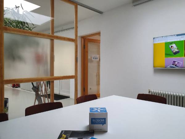 Separater heller Büroraum mit 2 Arbeitsplätzen mit Blick ins Grüne — Bild 2