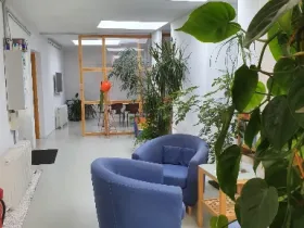 Separater heller Büroraum mit 2 Arbeitsplätzen mit Blick ins Grüne