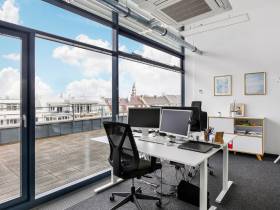 Lichtdurchflutete und renovierte Penthouse-Büroräume am Harras