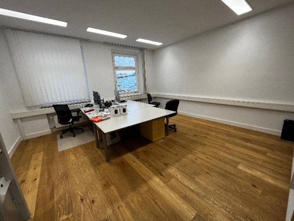 Abschließbares Büro in München (Neuhausen-Nymphenburg) – Attraktive und helle Büroräume in Altbau Neuhausen-Nymphenburg — Bild 1