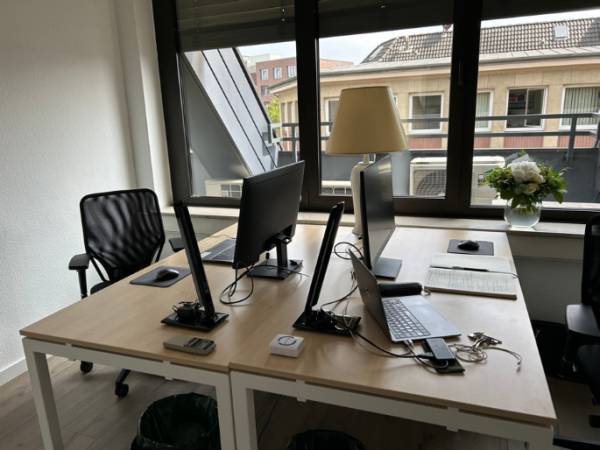 Helle Büroräume in netter Bürogemeinschaft in Pempelfort — Bild 1