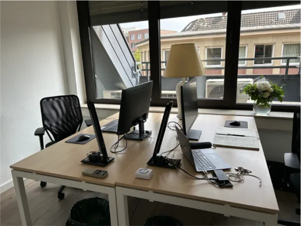 Abschließbares Büro in Düsseldorf (Pempelfort) – Nette Bürogemeinschaft mit Balkon in Düsseldorf-Pempelfort — Bild 1