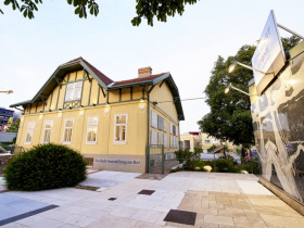 Lichtdurchflutetes Bürozimmer in historischer Villa