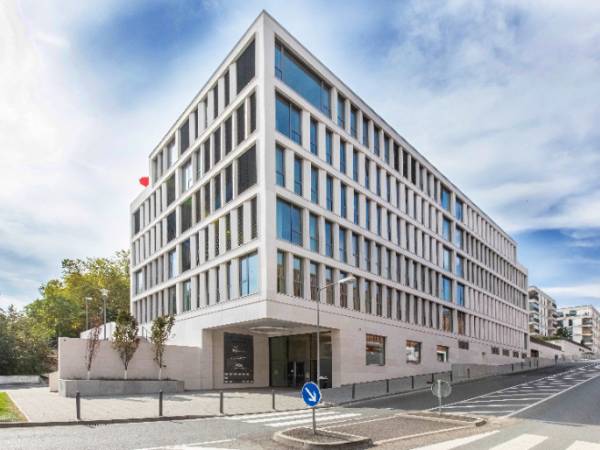 Lichtdurchfluteter Coworking Space & moderne Büros in Wiesbaden-Südost — Bild 1