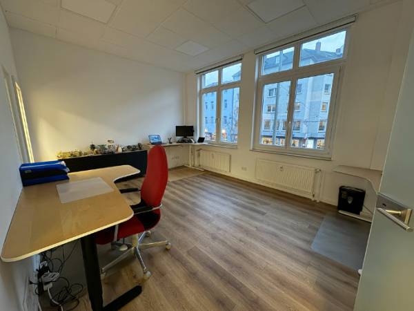 Lichtdurchflutete Bürogemeinschaft in Frankfurt am Main-Bockenheim — Bild 1