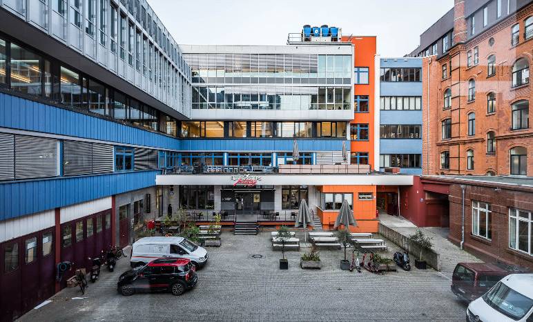 Außenansicht mit Terrasse