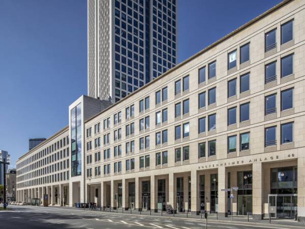 Modernes Business Center mit Skyline-Blick in Frankfurt Innenstadt — Bild 1