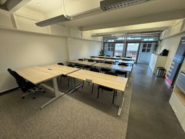 Modern eingerichteter Seminarraum in Lübeck — Bild 1