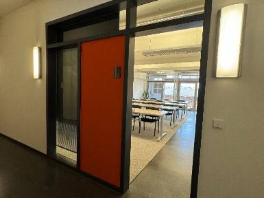 Modern eingerichteter Seminarraum in Lübeck — Bild 4