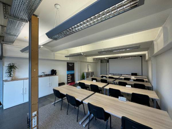 Modern eingerichteter Seminarraum in Lübeck — Bild 7