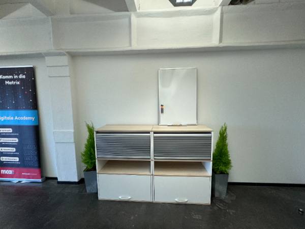 Modern eingerichteter Seminarraum in Lübeck — Bild 8