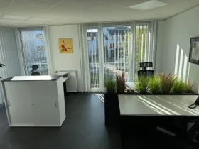 Modernes Business Center in Köln-Ensen am Rheinufer