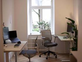 Schreibtisch (fest) in kleinem Co-Working Büro