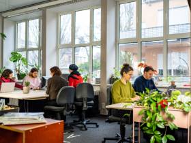 Arbeitsplätze im Coworking oder Büro