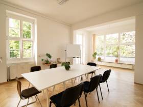 Arbeitsplätze im Coworking oder Büro