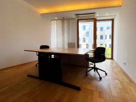 Helles und freundliches Büro in einem modernem Geschäftshaus in Mitte