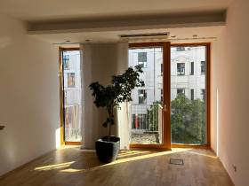 Helles und freundliches Büro in einem modernem Geschäftshaus in Mitte