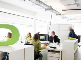 Arbeitsplätze in lichtdurchflutetem Coworking-Space