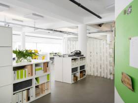 Arbeitsplätze in lichtdurchflutetem Coworking-Space