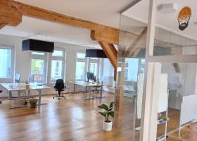 Schreibtischplätze und Meetingraum