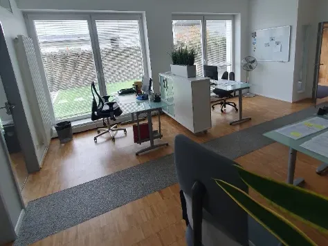 Schreibtischplatz in Düsseldorf (Flingern-Nord) – Helle Coworking-Arbeitsplätze im Altbau in Düsseldorf-Flingern-Nord — Bild 4