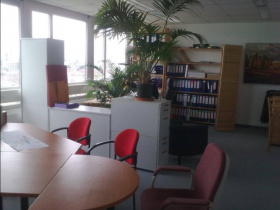 Büroraum mit Blick über FFM und virtuellen Arbeitsplätzen