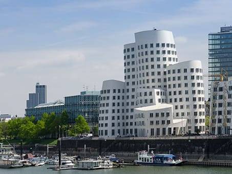 Moderne Büros & Coworking im Neuen Zollhof in Düsseldorf-Hafen — Bild 1