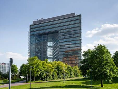 Moderne Büros & Coworking im Düsseldorfer Medienhafen mit Rheinblick — Bild 2