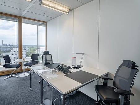 Moderne Büros & Coworking im Düsseldorfer Medienhafen mit Rheinblick — Bild 5