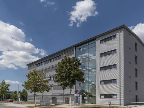 Helles Business Center mit Flug- & Kaiserburgblick in — Bild 1