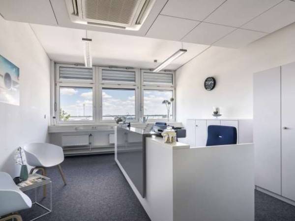 Helles Business Center mit Flug- & Kaiserburgblick in — Bild 2