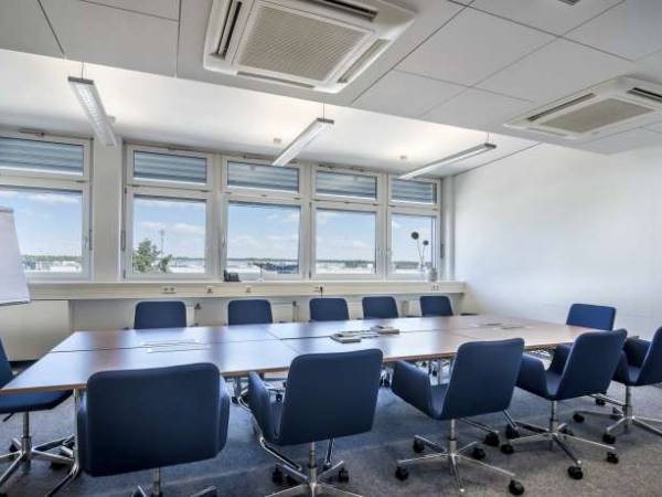 Helles Business Center mit Flug- & Kaiserburgblick in — Bild 6