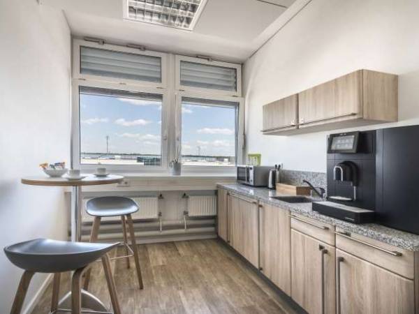 Helles Business Center mit Flug- & Kaiserburgblick in — Bild 8