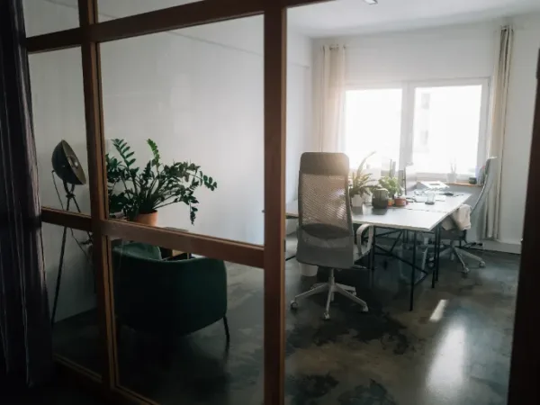 Abschließbares Büro in Stuttgart (Kernerviertel) – Kreative Bürogemeinschaft mit Fotostudio in Stuttgart Kernerviertel — Bild 5