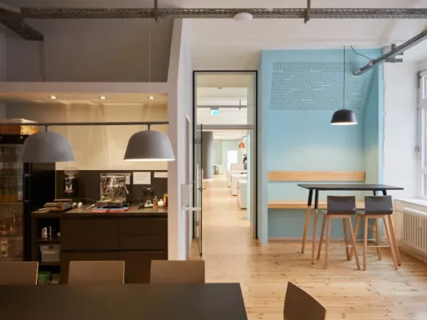 Schreibtischplatz in Berlin (Kreuzberg) – Schöne Bürogemeinschaft im Gewerbealtbau in Berlin-Kreuzberg — Bild 1