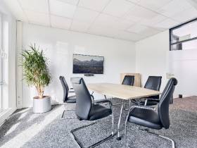 Arbeiten im strukturierten Umfeld - Einzelbüros mit Besprechungsraum.