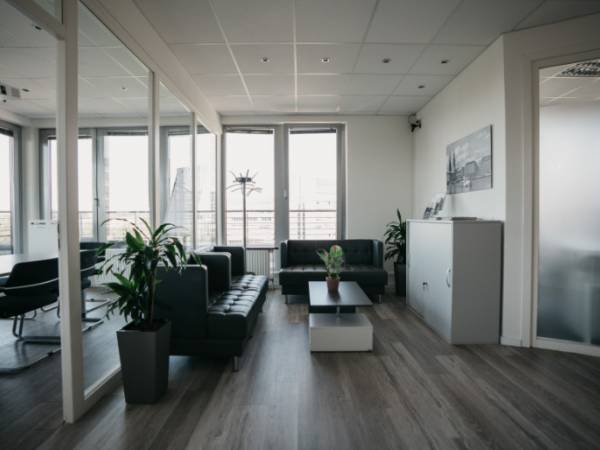 Lichtdurchflutete Büros mit Dachterrasse in Hamburg-Barmbek-Süd — Bild 1