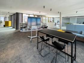 Großraumbüro auf der 6. Etage mit Meetingbereich, Küche und Terrasse