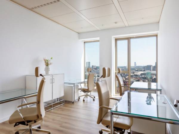 Moderne Büros & Coworking mit Weitblick in Frankfurt-Innenstadt — Bild 2