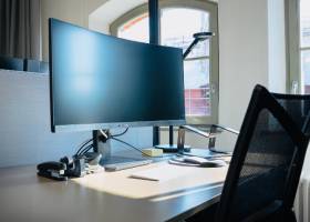 Moderne Schreibtische mit Bildschirm