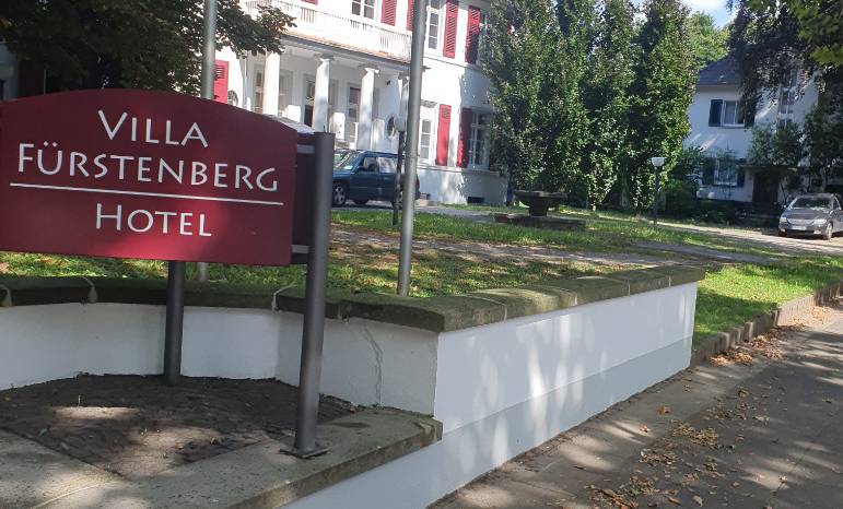 Zugang zum Büro/Meetingraum in der Villa Fürstenberg
