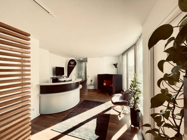 Abschließbares Büro in Berlin (Mitte) – Modernes Coworking Penthouse mit Sonnenterrassen in Berlin-Mitte — Bild 2