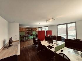 Lichtdurchflutete Büroflächen und ergonomische Arbeitsplätze
