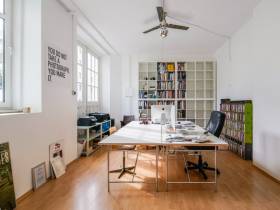 Ruhiger, heller Büroarbeitsplatz in der Münchner Au