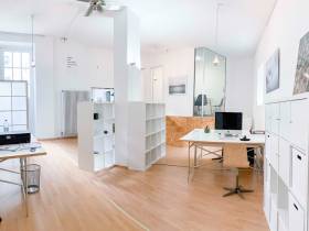 Ruhiger, heller Büroarbeitsplatz in der Münchner Au